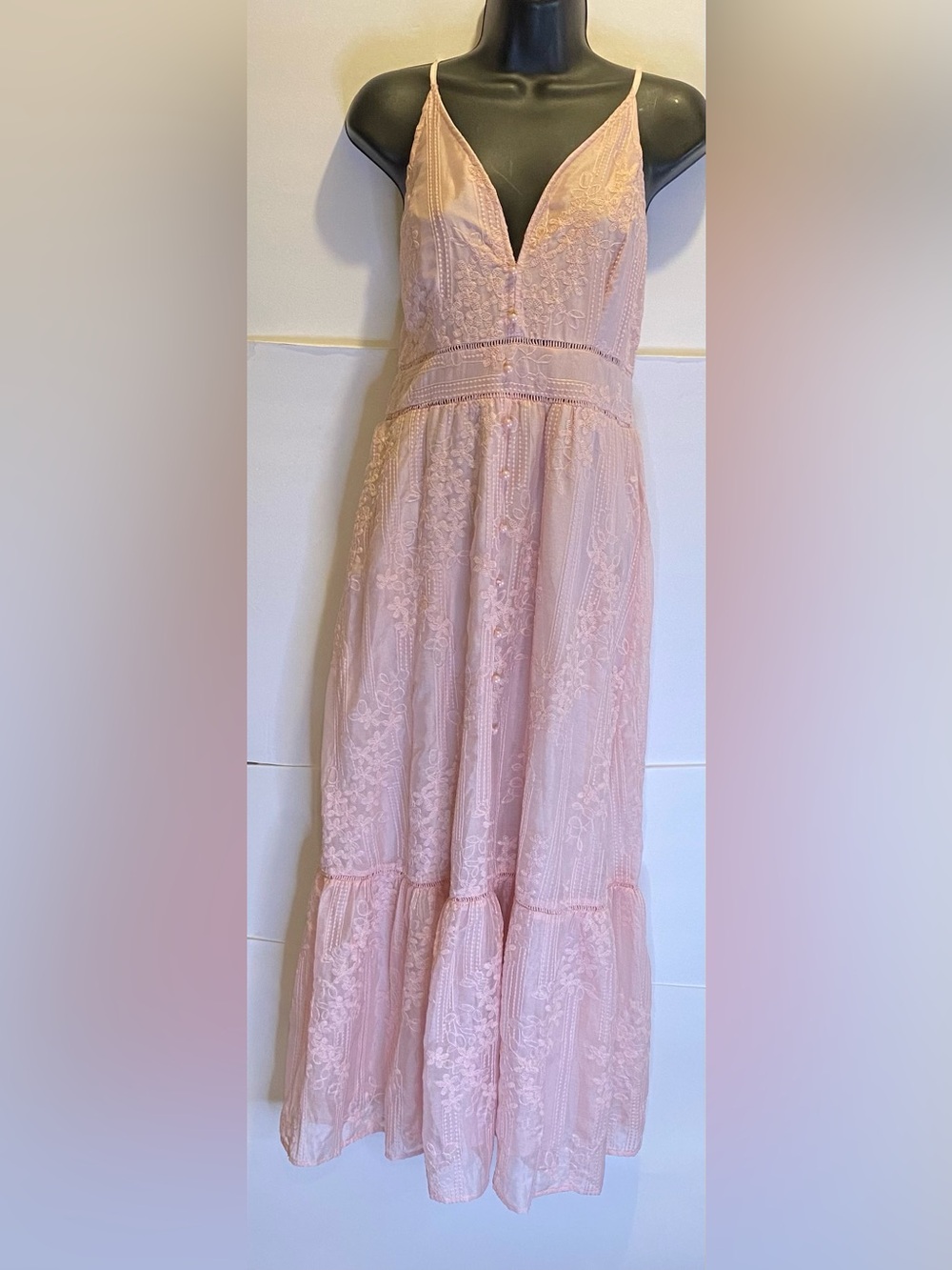 Simple Blush Lace V‑Neck Tiered Maxi Dress 🩷✨